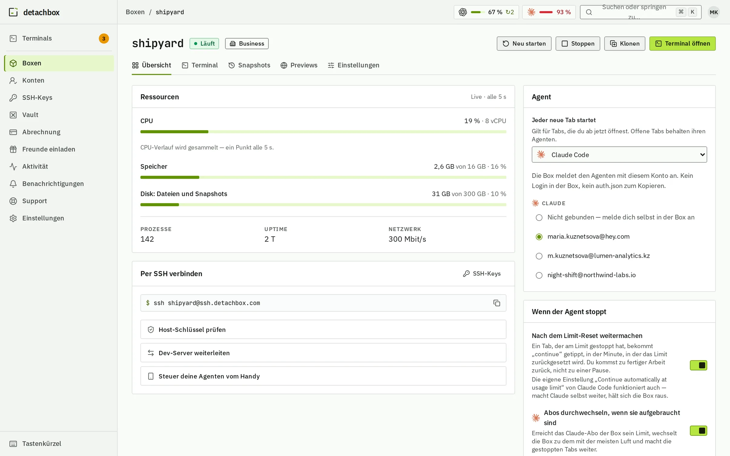 Die Seite der Box shipyard: CPU, Speicher und Disk live, der SSH-Befehl, der Agent und das Claude-Konto, mit dem er sich anmeldet, und die Schalter dafür, was passiert, wenn der Agent stoppt.