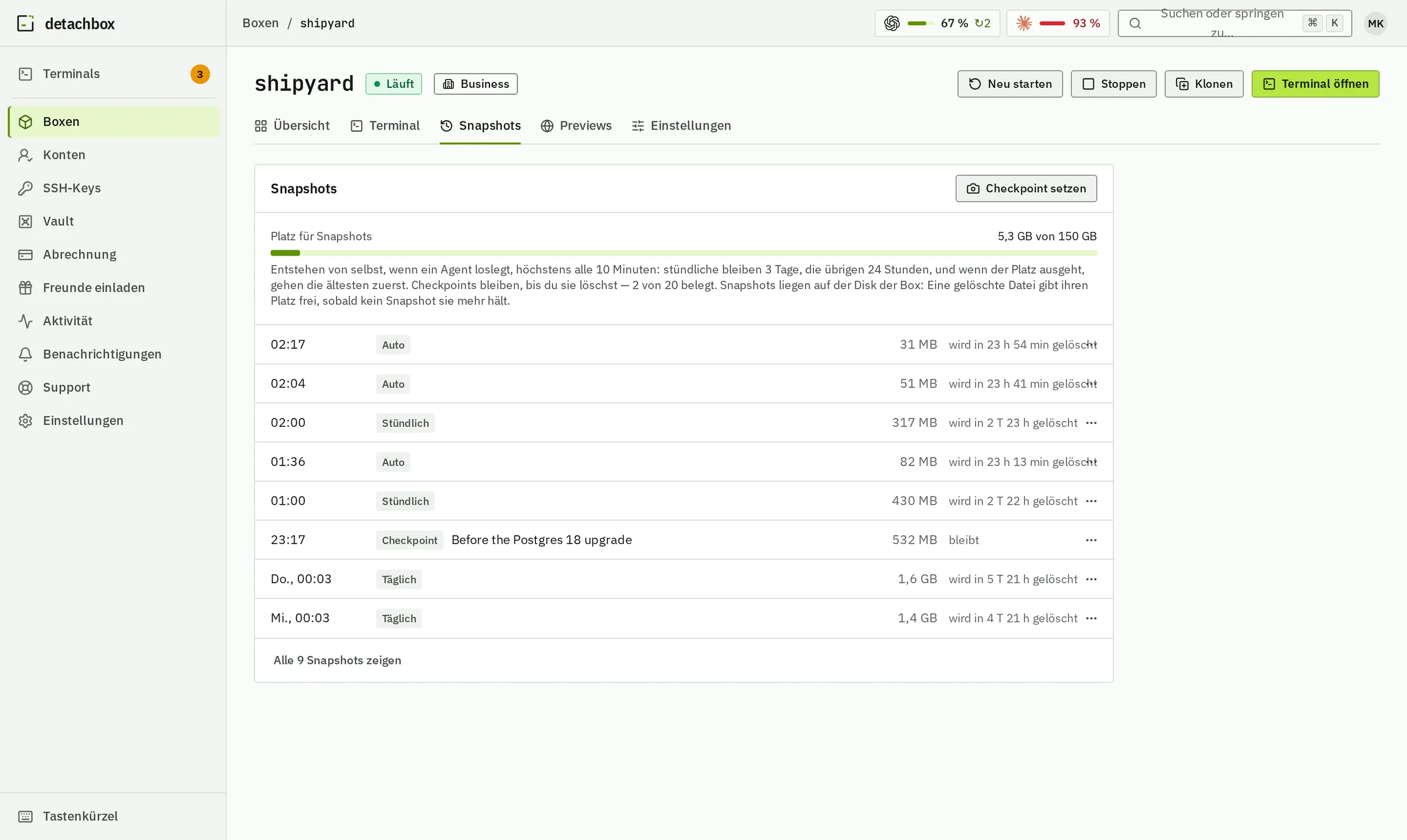 Snapshots von shipyard: automatische, während der Agent arbeitet, stündliche und ein Checkpoint namens Vor dem Upgrade auf Postgres 18, jeder mit Zurücksetzen und Dateien zurückholen.