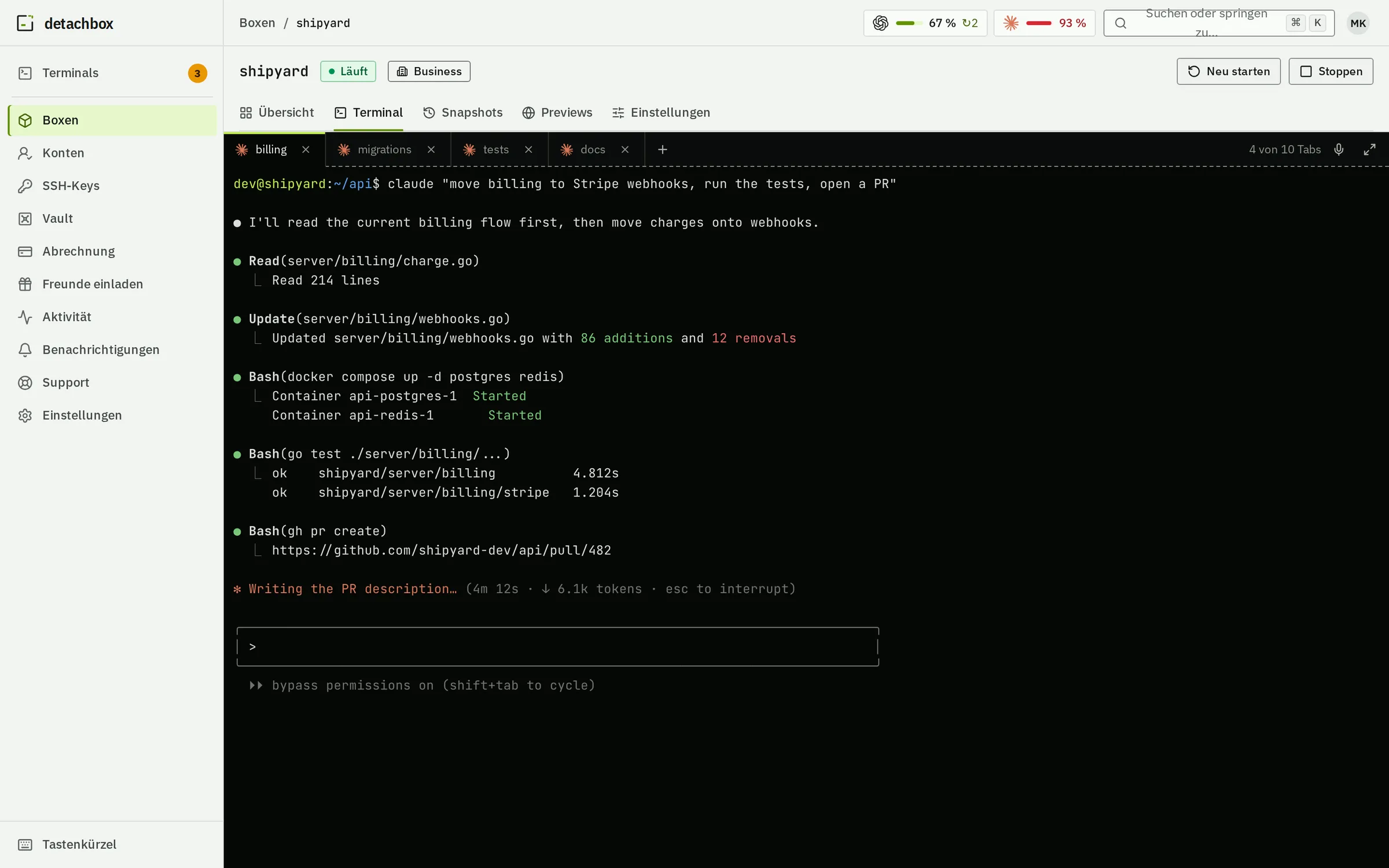 Das detachbox-Dashboard um 02:23: die Box shipyard im Tab Terminal, Claude Code stellt die Abrechnung auf Stripe-Webhooks um, Tests bestanden, Pull Request geöffnet, oben vier Agent-Tabs.