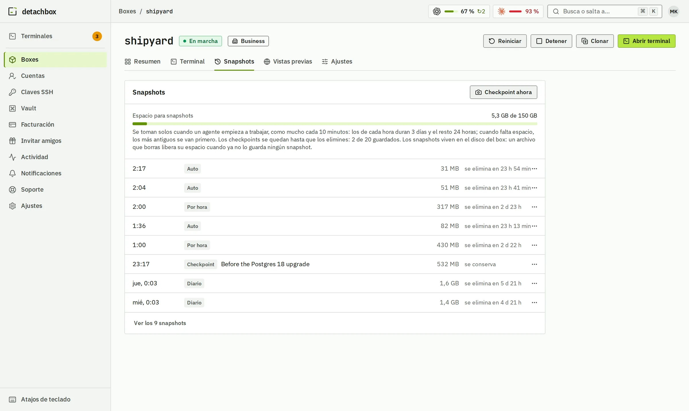 Snapshots de shipyard: automáticos mientras el agente trabaja, cada hora, y un checkpoint llamado Antes de actualizar a Postgres 18, cada uno con Revertir y Recuperar archivos.