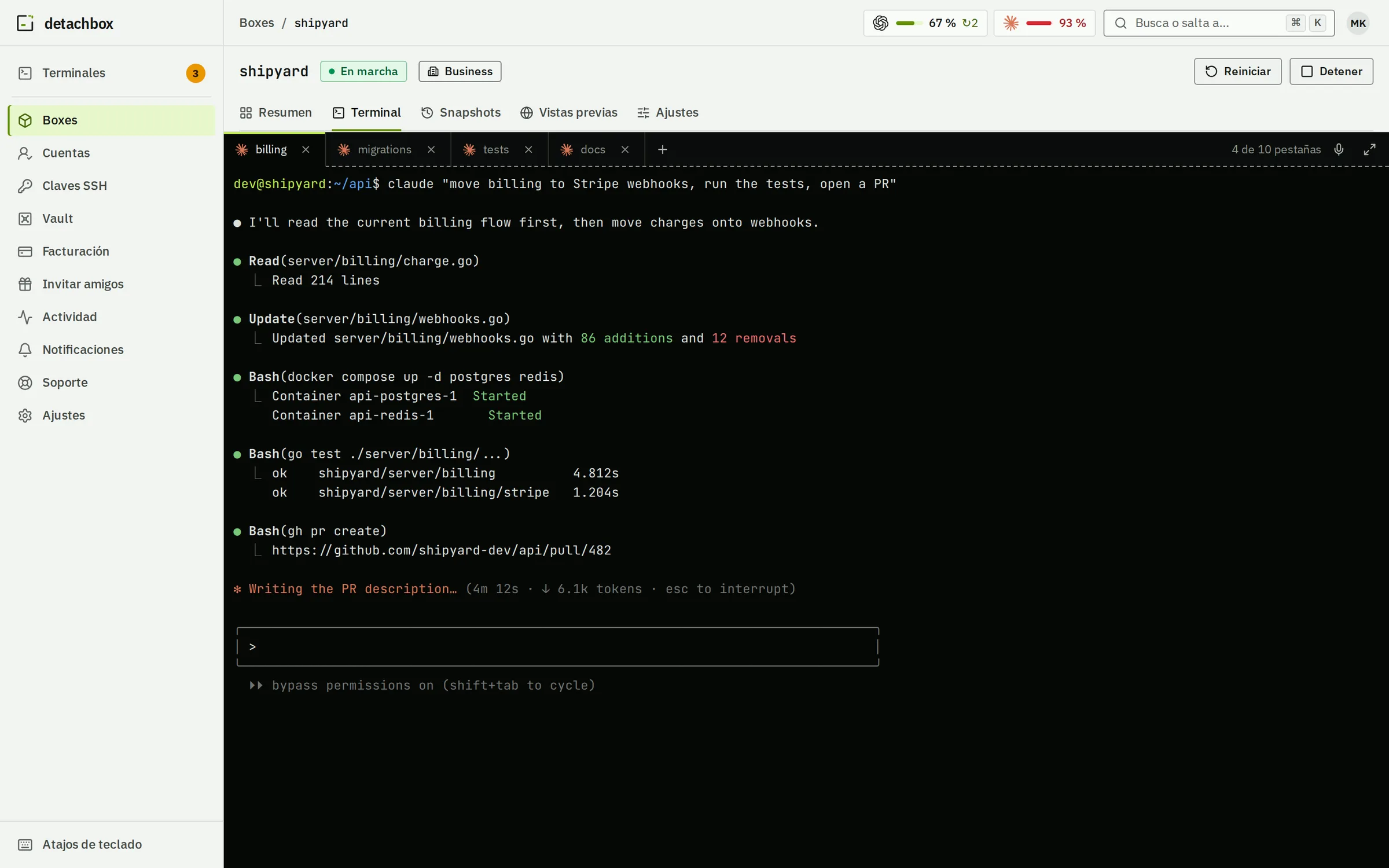 El panel de detachbox a las 02:23: el box shipyard en su pestaña Terminal, Claude Code pasando la facturación a webhooks de Stripe con los tests en verde y un pull request abierto, cuatro pestañas de agentes arriba.