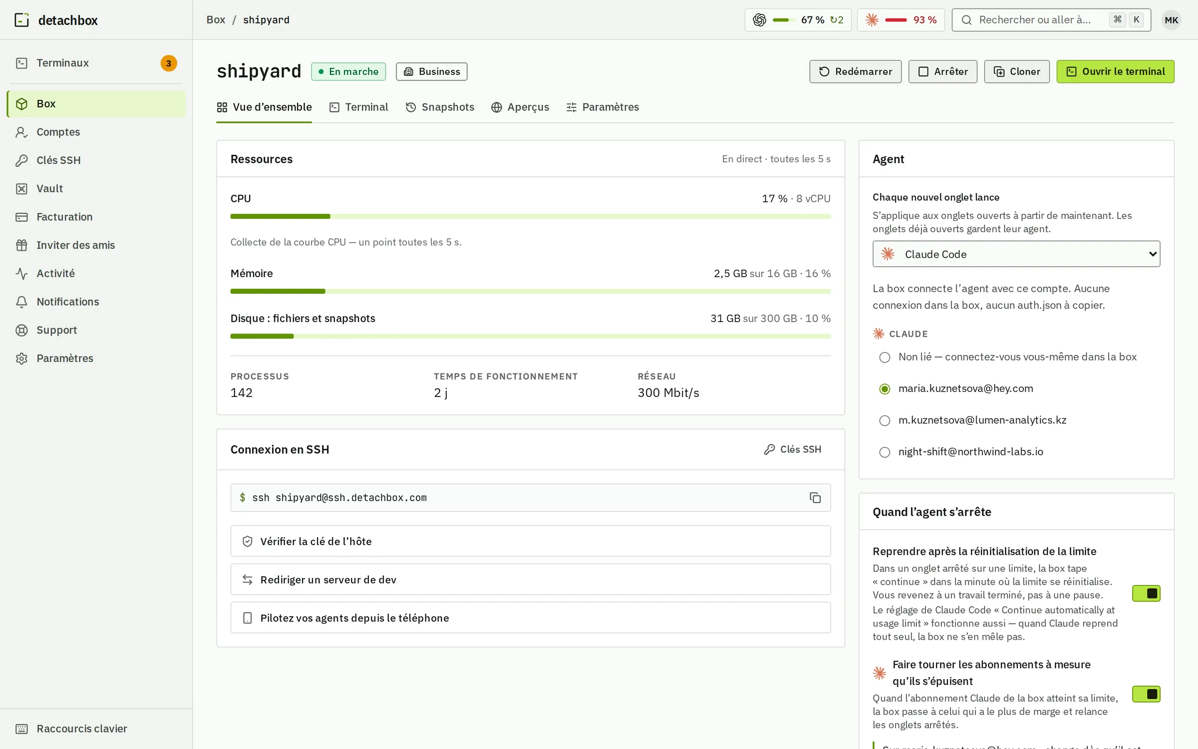 La page de la box shipyard : CPU, mémoire et disque en direct, la commande SSH, l’agent et le compte Claude avec lequel il se connecte, et les interrupteurs pour ce qui se passe quand l’agent s’arrête.