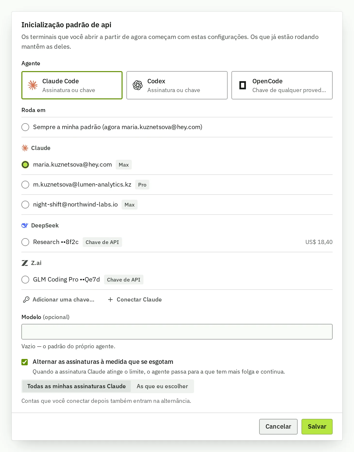 Uma inicialização em api: Claude Code rodando numa de três contas do Claude e duas chaves de API, um modelo opcional e a alternância para a assinatura com mais folga quando os limites se esgotam.