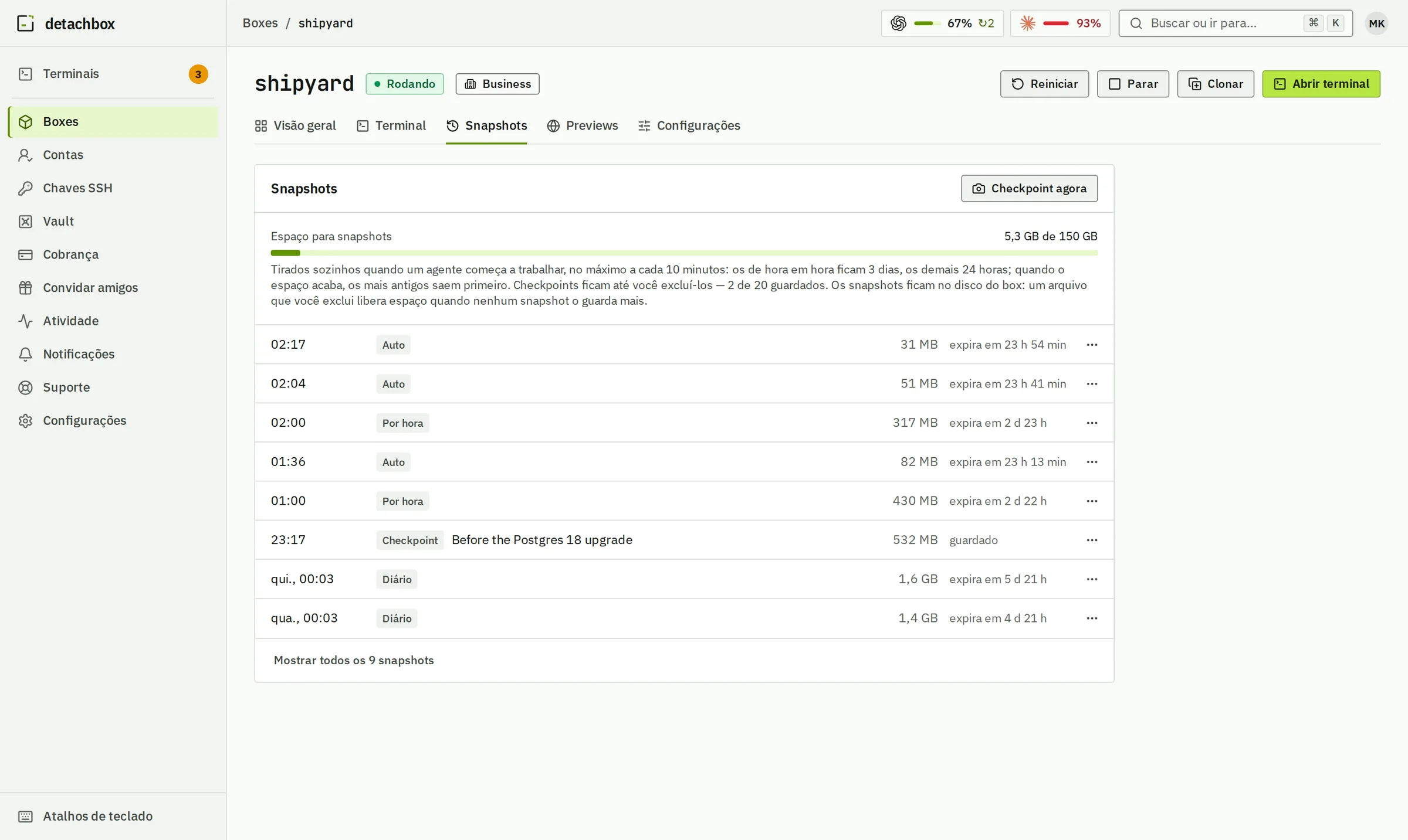 Snapshots do shipyard: os automáticos, tirados enquanto o agente trabalha, os de hora em hora e um checkpoint chamado Antes do upgrade para o Postgres 18, cada um com Reverter e Recuperar arquivos.