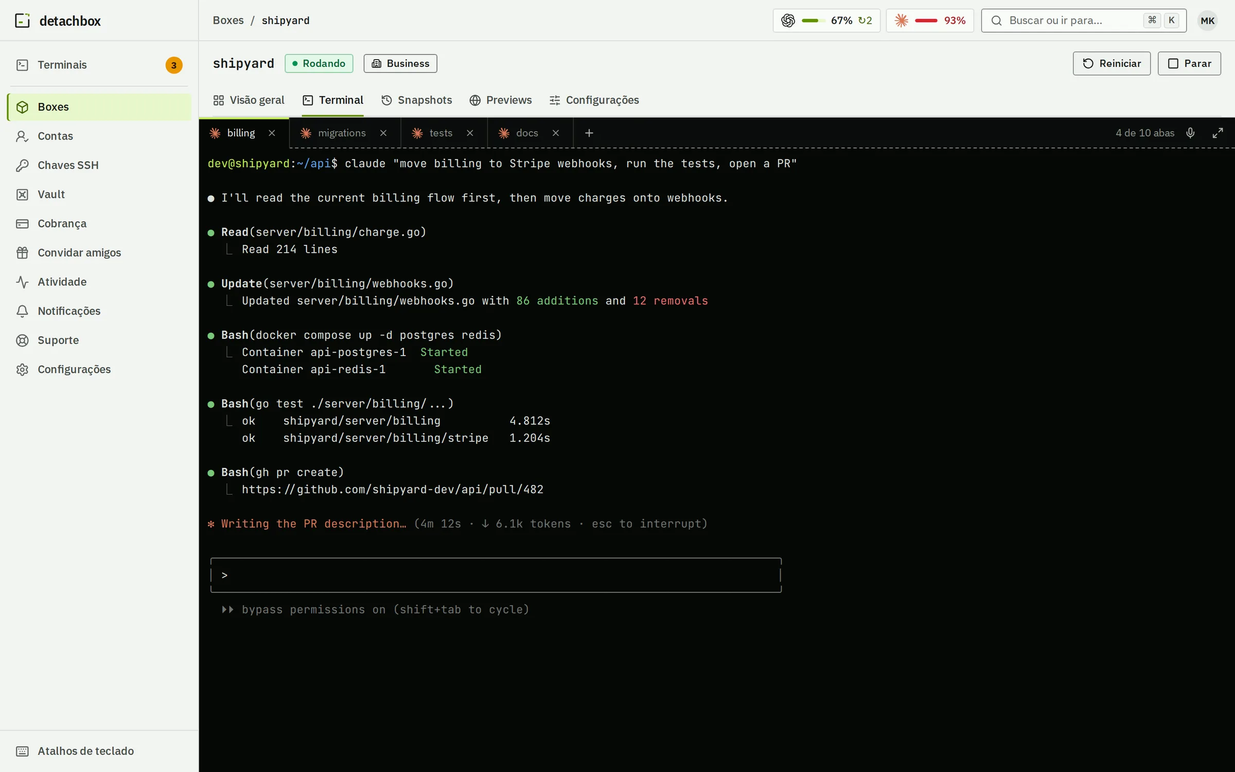 O painel do detachbox às 02:23: o box shipyard na aba Terminal, o Claude Code passando a cobrança para webhooks do Stripe, com os testes aprovados e um pull request aberto, e quatro abas de agentes no topo.