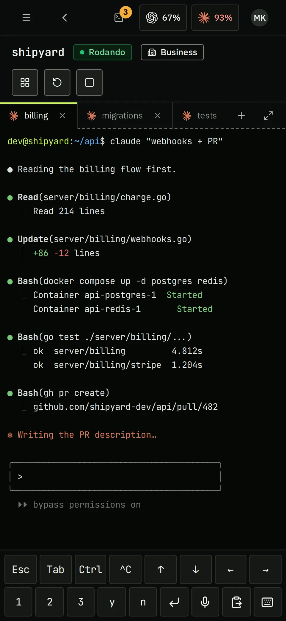 O mesmo terminal no celular: a execução do Claude Code no shipyard, com a barra de teclas para Esc, Tab, setas e respostas rápidas.